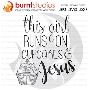 Puede incluir: Diseño gráfico en blanco y negro con una magdalena y el texto "this girl runs on cupcakes & Jesus".