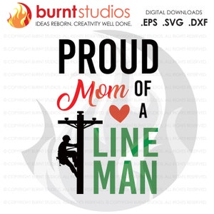 Op de afbeelding: Een groen, zwart en rood grafisch ontwerp met de tekst "Proud Mom of a Line Man" en een silhouet van een monteur die een elektriciteitspaal beklimt.