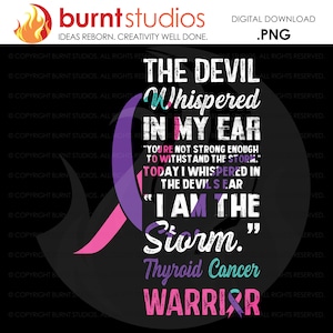 以下が含まれることがあります： 「THE DEVIL Whispered IN MY EAR」と「I AM THE Storm」のテキストが入ったデジタルダウンロード。紫とピンクのリボンと「Thyroid Cancer WARRIOR」の文字がデザインされています。