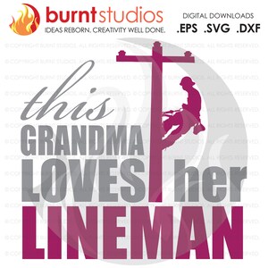 Op de afbeelding: Digitale download graphic met de tekst "this GRANDMA LOVES her LINEMAN". Het ontwerp toont een silhouet van een lijnwerker op een elektriciteitspaal in magenta, met tekst in grijs en magenta.