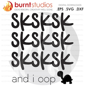 Puede incluir: Diseño gráfico en blanco y negro con el texto "SKSKSK" repetido tres veces. Debajo del texto hay una ilustración en blanco y negro de una tortuga con el texto "and i oop".