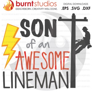 Op de afbeelding: Een zwart-wit grafisch ontwerp met de tekst "Son of an Awesome Lineman". Het ontwerp toont een silhouet van een elektricien die aan een hoogspanningslijn werkt.