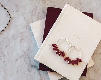 Boucles d'oreilles créoles "Aniline", perles de verre rouges et hématite, pièce unique faite main | Cadeau, anniversaire, fête, Noël