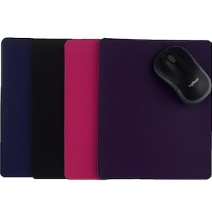 Può includere: Un mouse per computer wireless nero è appoggiato su un tappetino per mouse rettangolare viola. Tre tappetini per mouse aggiuntivi in blu navy, nero e magenta sono impilati a sinistra. Il mouse ha un accento grigio.