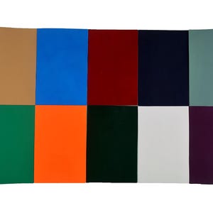 Może przedstawiać: Zbiór dziesięciu prostokątnych arkuszy papieru w różnych kolorach: beżowym, niebieskim, czerwonym, granatowym, morskim, zielonym, pomarańczowym, ciemnozielonym, białym i fioletowym. Arkusze ułożone są w siatkę na białym tle.