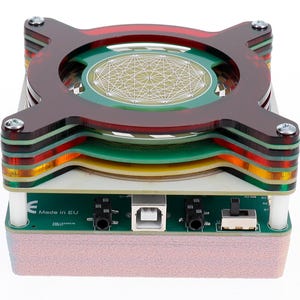 Puede incluir: Un dispositivo circular de varias capas con un esquema de colores verde, amarillo, rojo y marrón. El dispositivo tiene un puerto USB y un interruptor. El texto "Made in EU" es visible en el dispositivo.