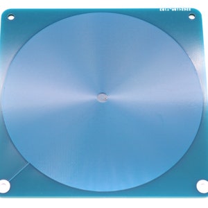 Può includere: Un'antenna circolare blu con un piccolo foro al centro. L'antenna è montata su una tavola quadrata blu con quattro fori di montaggio bianchi.