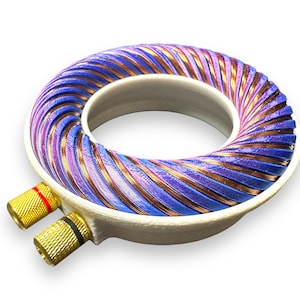 Peut inclure: Un anneau blanc imprim&eacute; en 3D avec une bobine de fil de cuivre violet et cuivre enroul&eacute;e autour. L'anneau a deux bornes de liaison dor&eacute;es sur le c&ocirc;t&eacute;.