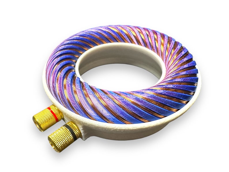 Peut inclure: Un anneau blanc imprim&eacute; en 3D avec une bobine de fil de cuivre violet et cuivre enroul&eacute;e autour. L'anneau a deux bornes de liaison dor&eacute;es sur le c&ocirc;t&eacute;.