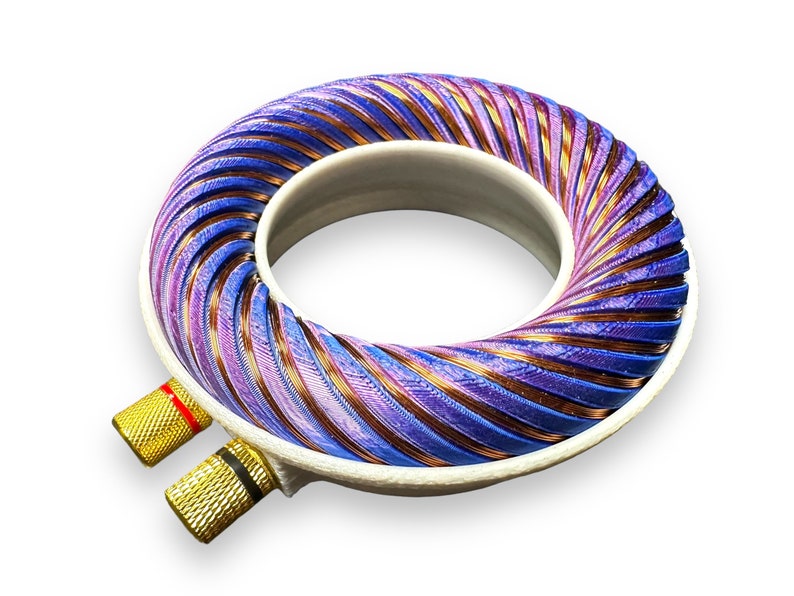 Peut inclure: Un objet rond blanc imprim&eacute; en 3D avec une bobine de fil de cuivre et violet enroul&eacute;e autour. La bobine est connect&eacute;e &agrave; deux bornes dor&eacute;es.
