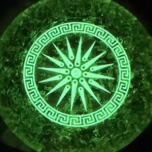 Disco di radiazione orgonica, geometria greca, sole luminoso, cristalli di peridoto curativi, ideale per la meditazione e il benessere.