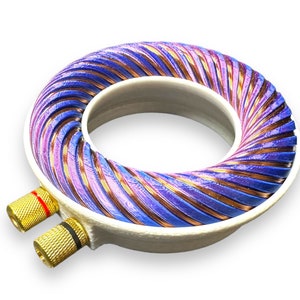 Peut inclure: Un anneau blanc imprim&eacute; en 3D avec une bobine de fil de cuivre violet. La bobine est enroul&eacute;e en spirale et poss&egrave;de deux bornes dor&eacute;es.