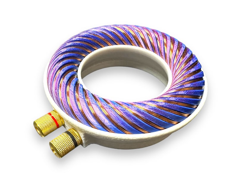 Peut inclure: Un anneau blanc imprim&eacute; en 3D avec une bobine de fil de cuivre violet. La bobine est enroul&eacute;e en spirale et poss&egrave;de deux bornes dor&eacute;es.