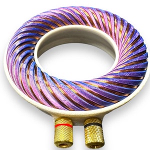 Peut inclure: Une bobine circulaire blanche avec un enroulement de fil violet et cuivre. La bobine a deux connecteurs dor&eacute;s en bas.