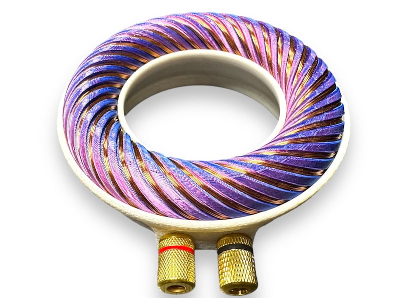 Peut inclure: Une bobine circulaire blanche avec un enroulement de fil violet et cuivre. La bobine a deux connecteurs dor&eacute;s en bas.