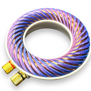 Peut inclure: Gros plan d'une bobine de couleur violette et cuivre avec des connecteurs dor&eacute;s. La bobine est enroul&eacute;e en spirale et est probablement utilis&eacute;e dans un appareil &eacute;lectronique.