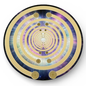 Puede incluir: Objeto decorativo circular con borde dorado y anillos concéntricos. El interior presenta un diseño similar a una galaxia con tonos morados, azules y blancos. Pequeños acentos circulares dorados espaciados.