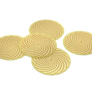 Könnte beinhalten: Vier runde, goldfarbene, selbstklebende Aufkleber mit einem Spiralmuster. Die Aufkleber befinden sich auf einem weißen Hintergrund.