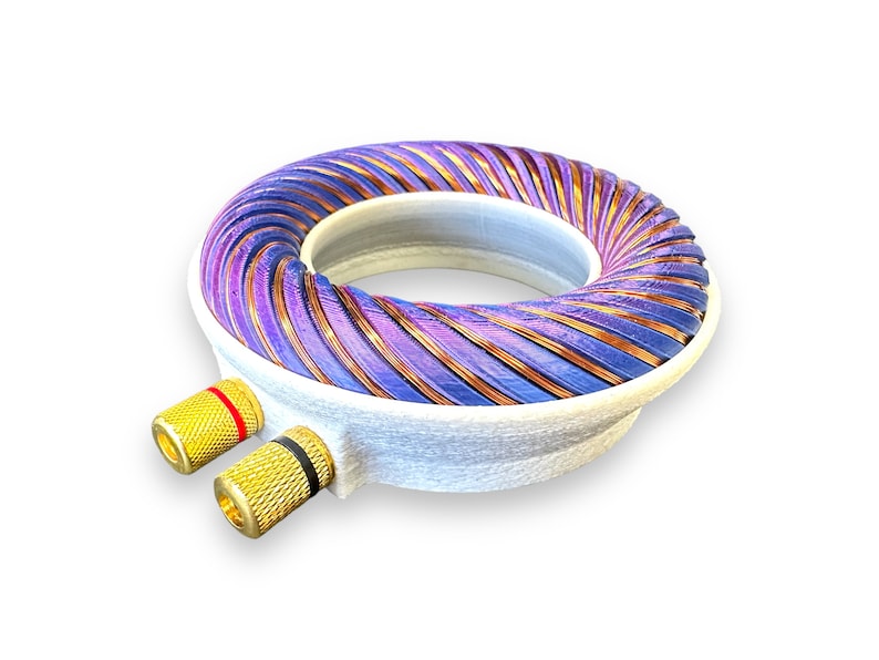 Peut inclure: Un objet circulaire blanc imprim&eacute; en 3D avec une bobine de fil de cuivre et violet enroul&eacute;e autour. Deux bornes dor&eacute;es avec des marques rouges et noires d&eacute;passent du c&ocirc;t&eacute;.