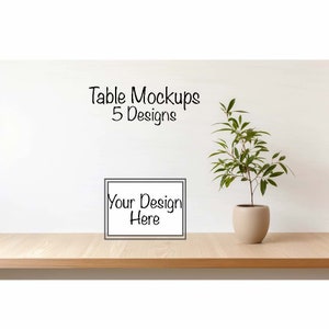 Puede incluir: Una pared blanca con el texto "Table Mockups 5 Designs" y un rectángulo enmarcado con el texto "Your Design Here" en un estante de madera con una planta en maceta.