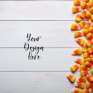 Può includere: Uno sfondo in legno bianco con il testo "Your Design Here" scritto in nero. Il lato destro dell'immagine è pieno di mais dolce arancione e giallo.