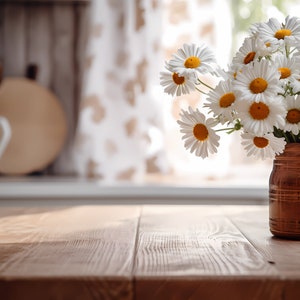 以下が含まれることがあります： 木製のテーブルの上に、茶色の陶器の花瓶に白いマーガレットの花束が飾られています。マーガレットの花はピントが合っていますが、背景はぼやけています。