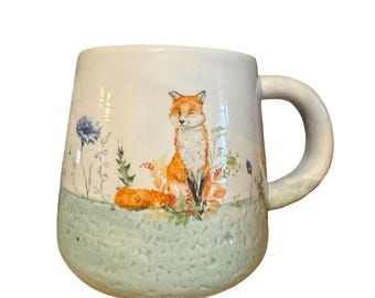 Handgemalter süßer Fuchs in einem Blumenfeld-Becher: 16 Unzen Keramik Steinzeug Kaffeetasse