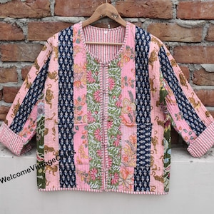 Puede incluir: Una chaqueta acolchada rosa con estampado floral y de tigre. La chaqueta tiene cierre de botón y dos bolsillos. La chaqueta está hecha de algodón y está forrada con una tela suave.