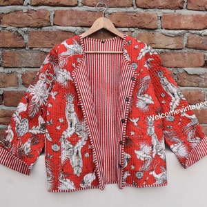 Könnte beinhalten: Rote gesteppte Jacke mit einem weißen und roten gestreiften Futter. Die Jacke hat einen floralen und tierischen Druck mit einem Knopfverschluss. Der Text "Welcomevintagecrafts" ist auf der rechten Seite der Jacke aufgedruckt.