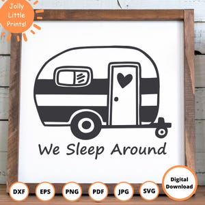 Nous dormons autour de SVG | Citation drôle de camping | Fichier de découpe pour remorque de camping-car | Compatible Cricut et Silhouette