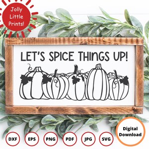 Op de afbeelding: Een rechthoekig houten bord met de tekst "LET'S SPICE THINGS UP!" boven een rij gestileerde pompoenen. Het bord heeft een witte achtergrond en een bruine houten lijst. De afbeelding bevat ook de tekst "Jolly Little Prints!" en "Digital Download".