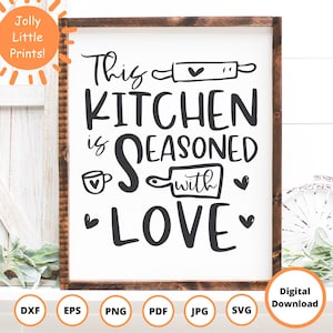 Peut inclure: Un panneau en bois encadré avec le texte "This Kitchen is Seasoned with Love" en écriture noire. Le panneau comprend des illustrations d'un rouleau à pâtisserie, d'une tasse et de coeurs. Les mots "Digital Download" sont également visibles.