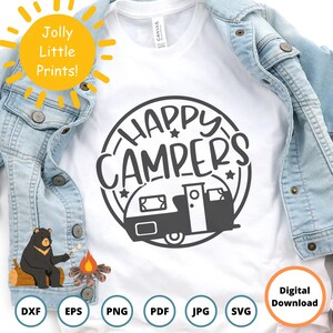 Campista feliz SVG / Archivo de corte de campamento retro / Clipart divertido de tienda de campaña y fogata / PNG de aventura al aire libre / Diseño de Cricut y silueta