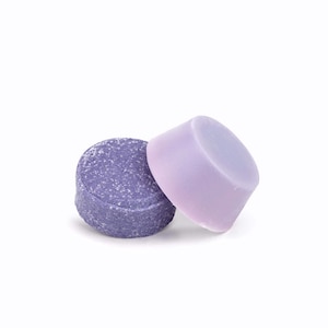 Puede incluir: Dos barras de champú moradas, una es de un tono morado más claro y la otra es de un tono morado más oscuro.