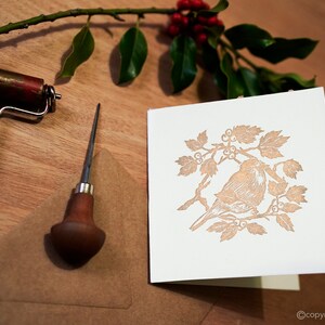 Carte de noël , linogravure oiseau or sur blanc, « bird in winter 2 », valerie lenoir