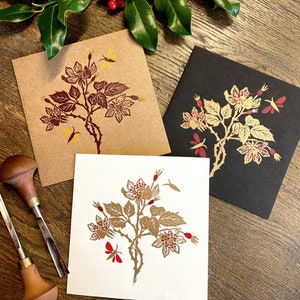 Wenskaart, gouden linosnede, drie wilde rozen en vlinders, Valerie Lenoir