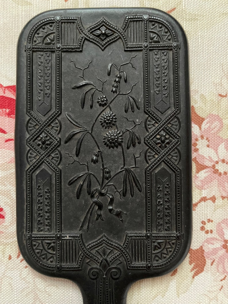 Miroir à main ancien en diatite noire avec motif floral XIXe siècle image 3