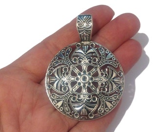 C177...PACK OF 20 SILVER PLATED CHARMS GIRL IN A LARGE HAT WITH BOW