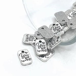 4, 20 ou 50 breloques en VRAC Minuscule Vous êtes aimé, breloque affirmation en argent antique, vie amoureuse | Expédition immédiate des États-Unis | AS1312