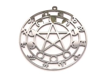 Puede incluir: Pendiente de metal plateado con un pentagrama rodeado de un círculo de símbolos del zodíaco.
