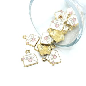 4, 20 o 50 dijes de sobre de esmalte blanco con corazón, dije de carta de amor, correo, dije de carta / Envío inmediato desde EE. UU. / WH1063