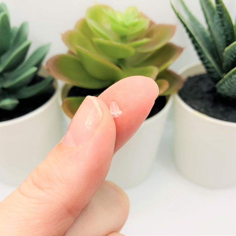 Puede incluir: Primer plano de una sustancia transparente y gelatinosa en la yema de un dedo. La sustancia es peque&ntilde;a y transl&uacute;cida, parecida a un peque&ntilde;o trozo de vidrio.