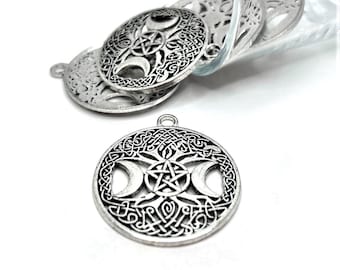 Puede incluir: Pendiente de plata con un diseño de triple luna y pentáculo, rodeado de un patrón de nudo celta.
