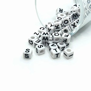 200 cuentas del alfabeto, letras blancas y negras, dije de letra de plástico, 6 x 6 mm / Envío inmediato desde EE. UU. / WH257-200