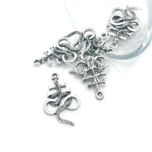1, 4, 20 oder 50 BULK Stück Silber Leviathan Kreuz mit Schlangenanhänger Charm, Schwefel, Satan Charm, Satanic, Luzifer, Teufel | USA | AS1500