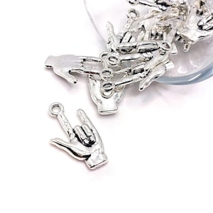 4, 20 lub 50 sztuk hurtowych zawieszek z językiem migowym, ASL, znak dłoni „Kocham cię”, dwustronne, 3D, srebrne, 21 x 12 mm | Wysyłka natychmiastowa z USA | AS253