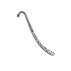 Könnte beinhalten: Ein silberfarbener Metall-Lesezeichen mit geschwungener Form. Das Lesezeichen hat ein dekoratives Muster entlang seiner Länge und ein kleines Loch oben. Auf weißem Hintergrund.