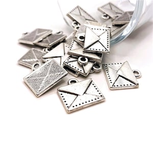 4, 20 ou 50 pingentes de envelope de prata a granel, pingentes de viagem, correspondências, pingentes de carta, 14 x 14 mm | Envio imediato dos EUA | AS028