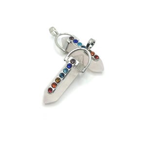 Może przedstawiać: Dwa białe kryształowe zawieszki z srebrnymi metalowymi oprawami i tęczowymi kryształami. Zawieszki są przeznaczone do noszenia jako naszyjniki.