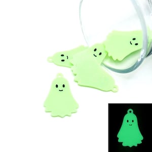 Può includere: Un set di quattro ciondoli fantasma che brillano al buio con un simpatico viso sorridente. I ciondoli sono realizzati in plastica verde chiaro e sono perfetti per aggiungere un tocco spettrale ai tuoi lavoretti.
